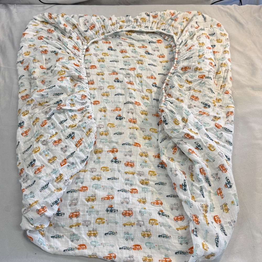 🐥 LouLou Lollipop - White Crib Sheet with Car Print
